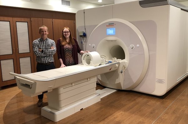 Researchers in front of 7 Tesla MRI